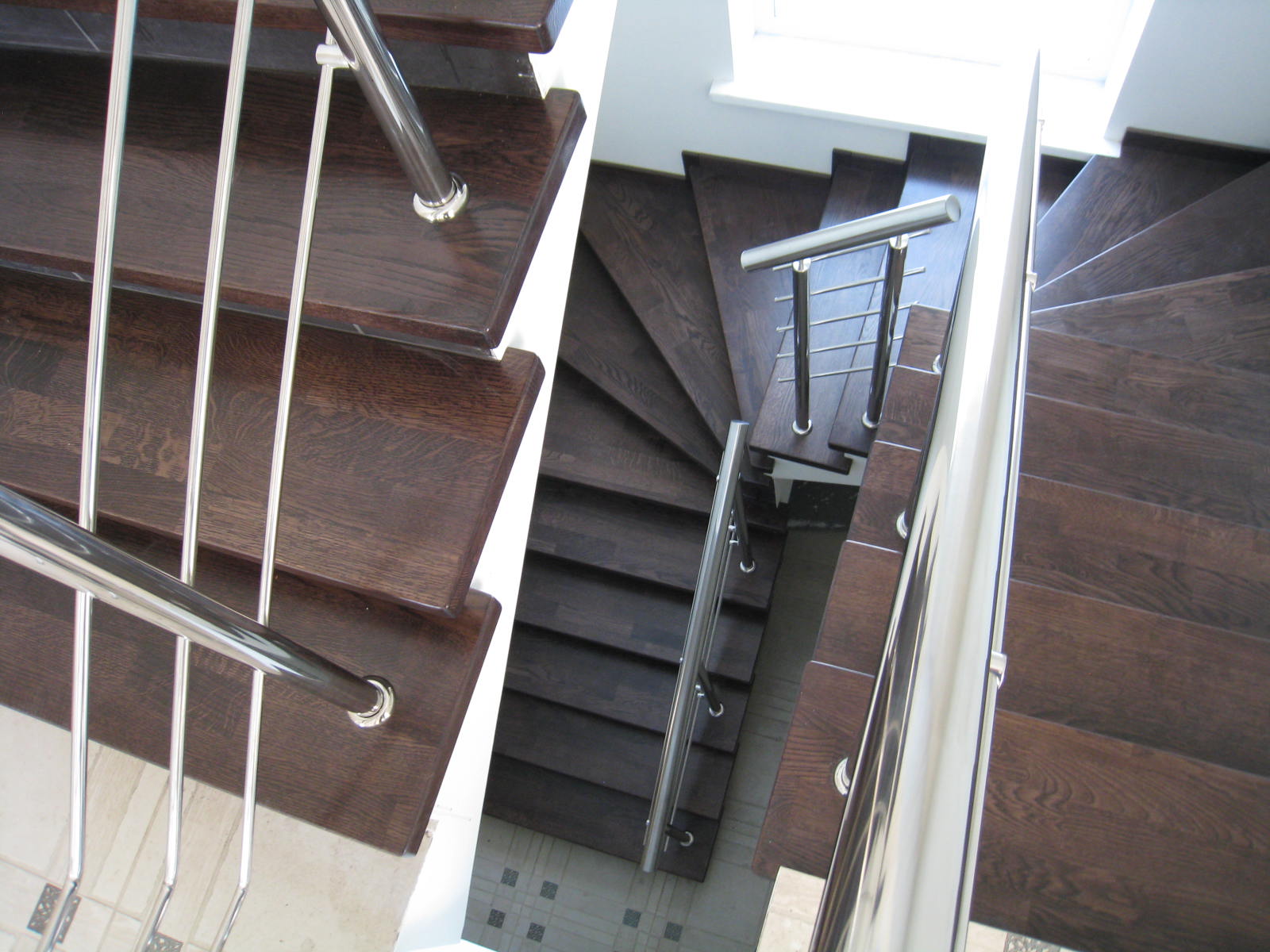 Лестница на бетонном основании со ступенями из мебельного щита