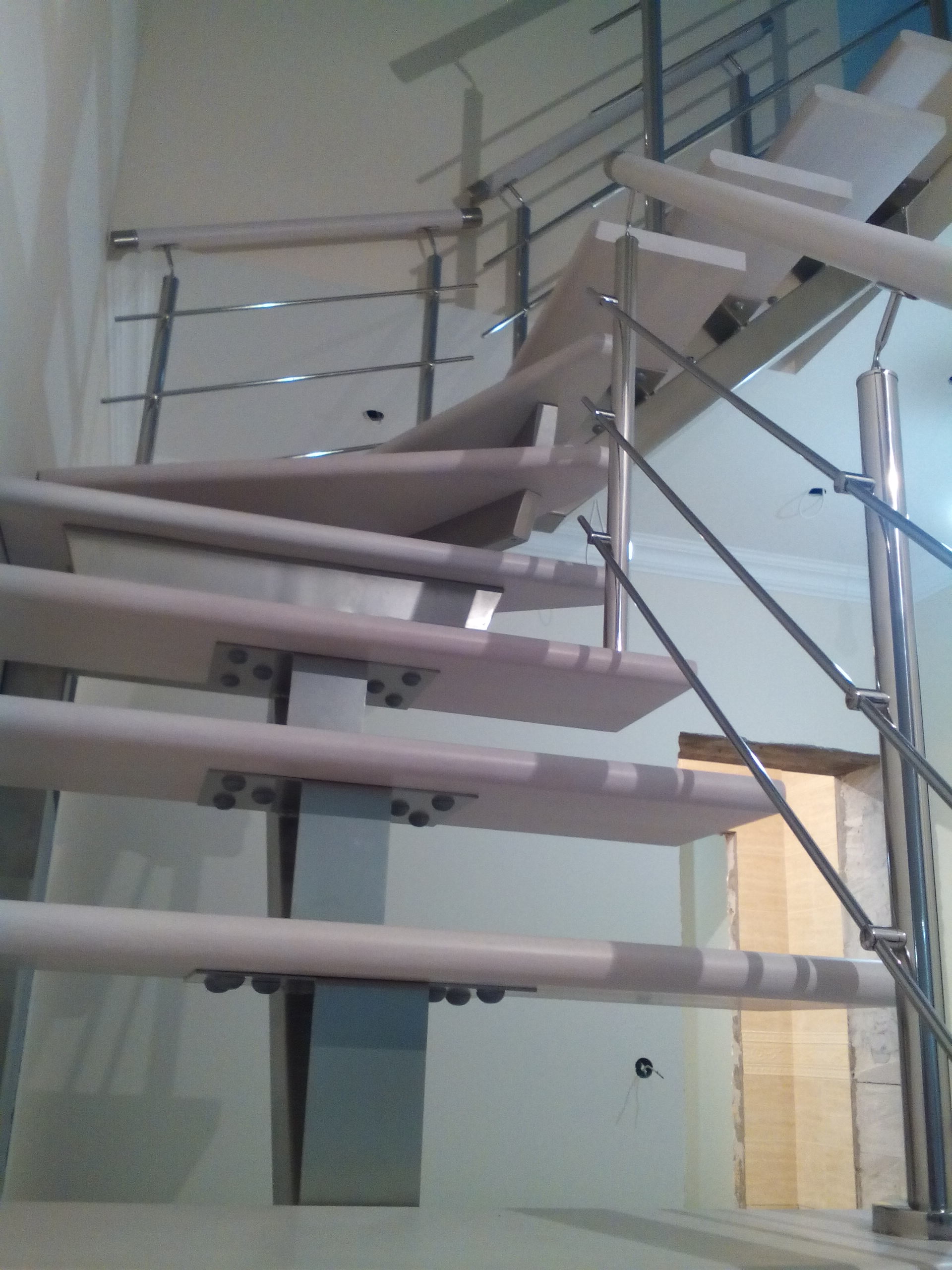 Лестница на центральном металлокосоуре из бука - 3