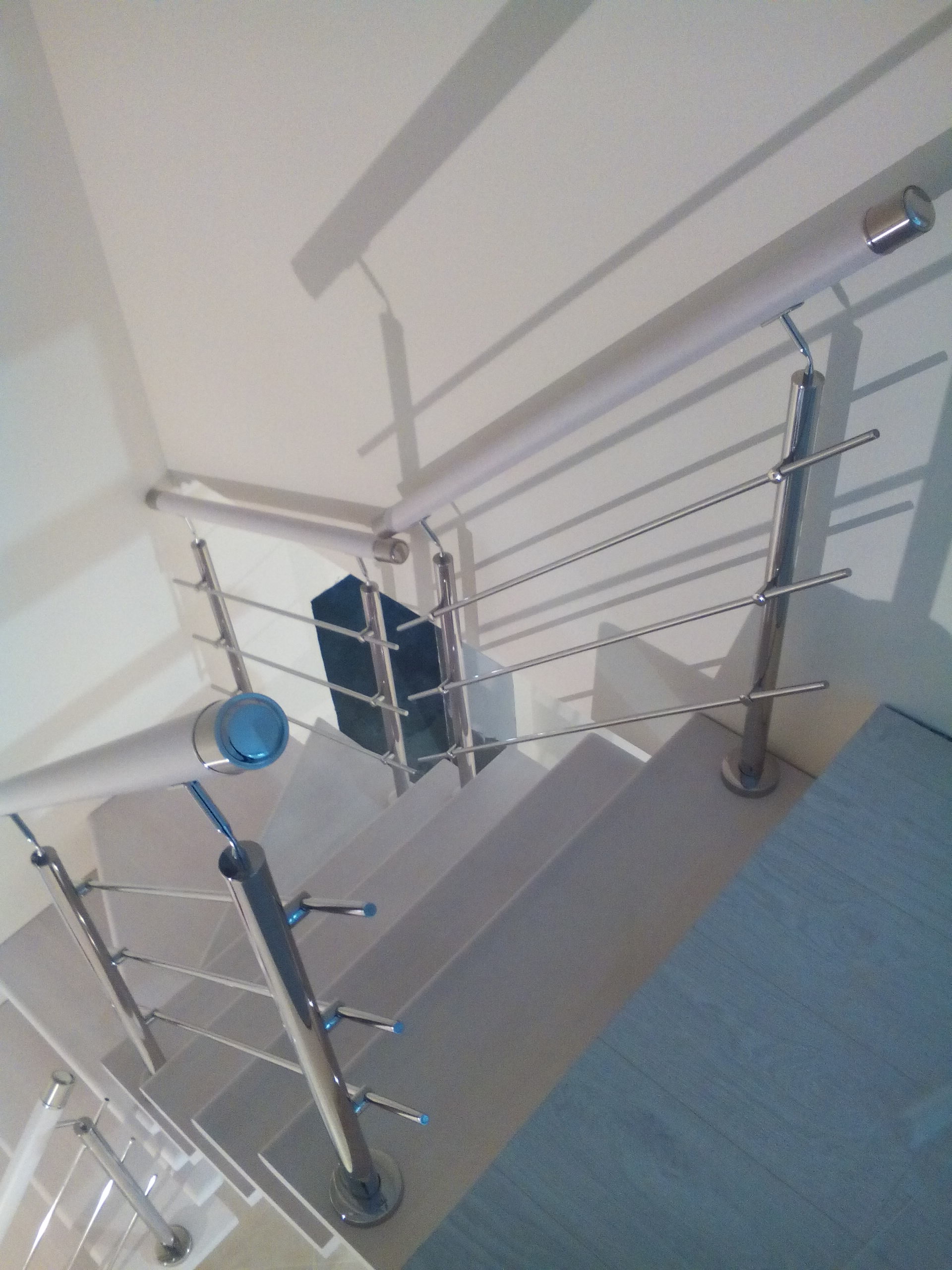 Лестница на центральном металлокосоуре из бука - 2