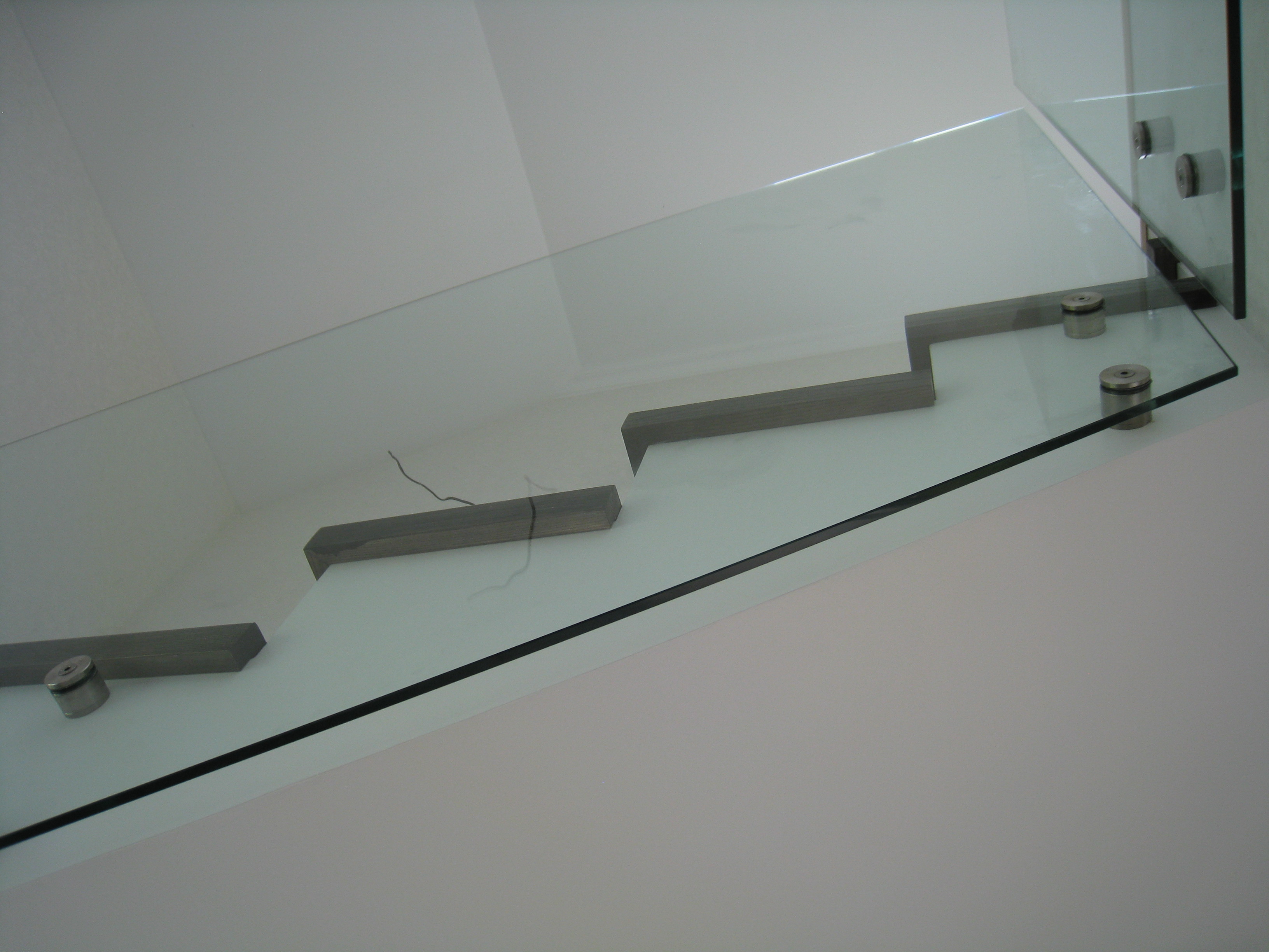 Перила из стекла с боковым креплением для бетонной лестницы