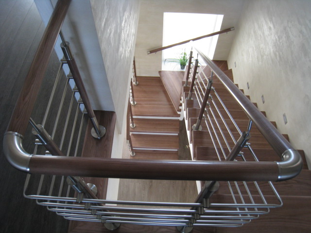 Лестница на бетонном основании со ступенями из массива ясеня, лак Bona