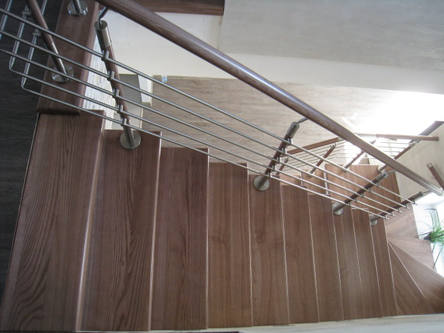 Лестница на бетонном основании со ступенями из массива ясеня, лак Bona
