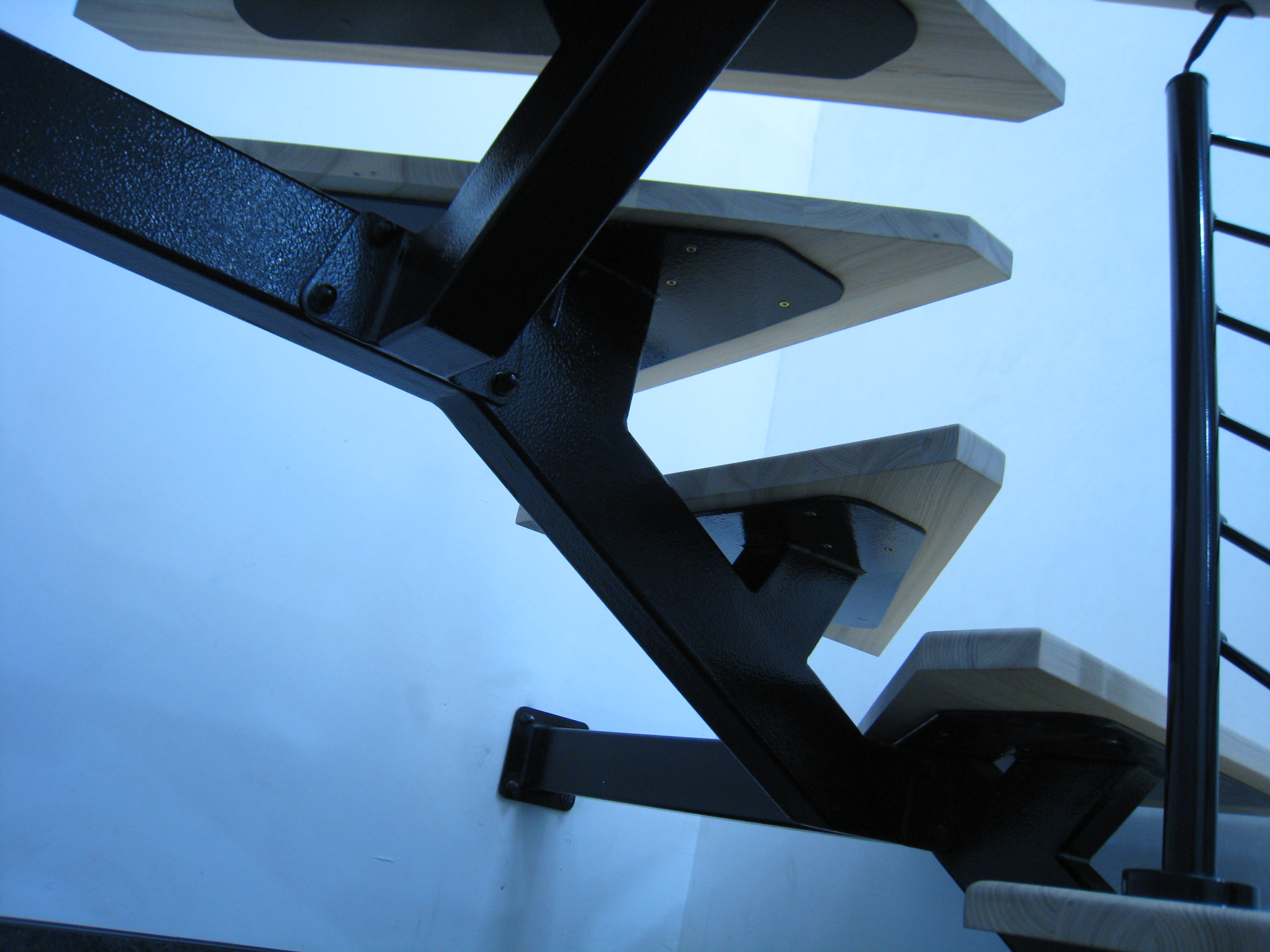 Лестница на центральном металлокосоуре с полимерным покрытием